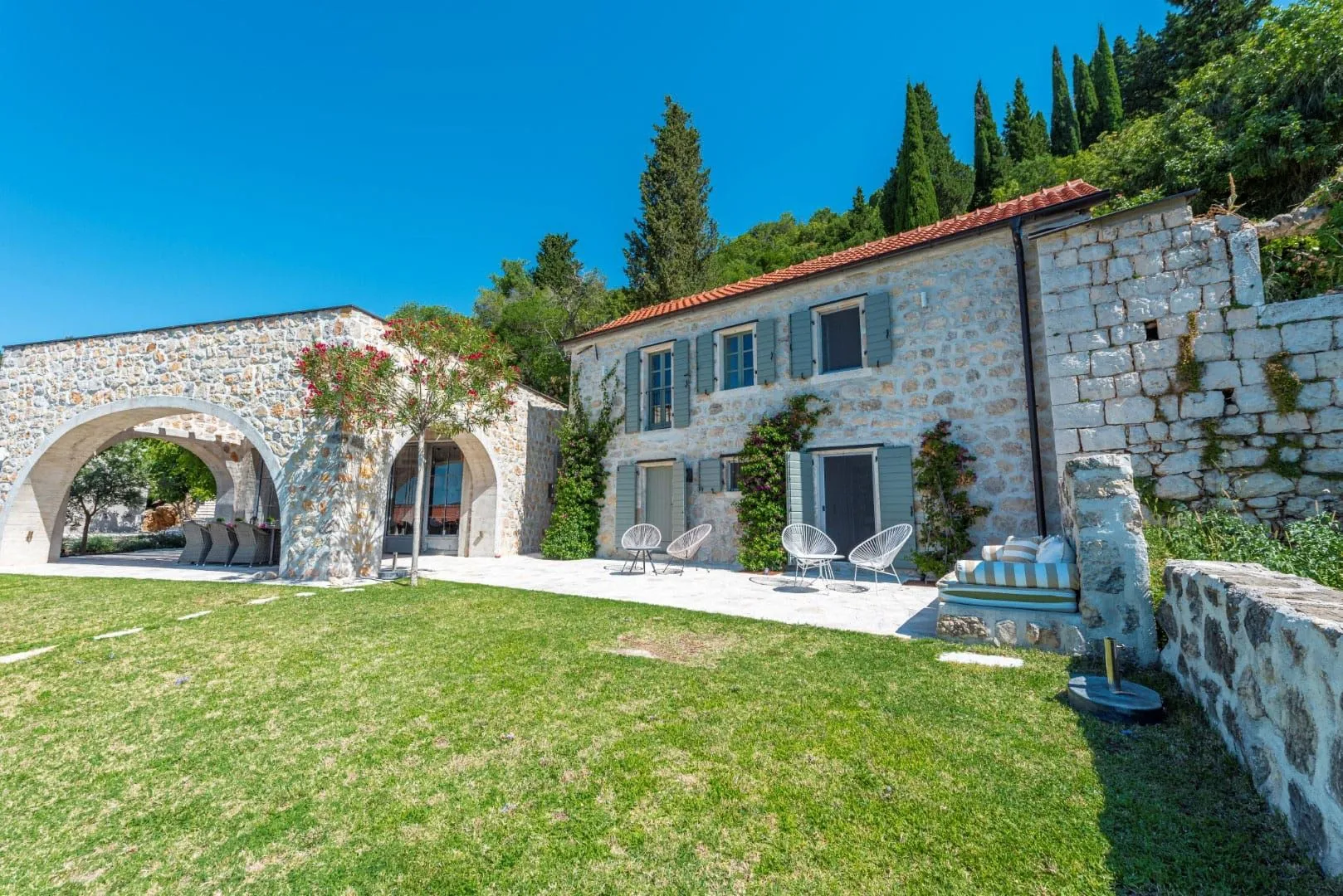 Prodaja, četvorosoban stan, 2000m², Trebešin, Herceg Novi