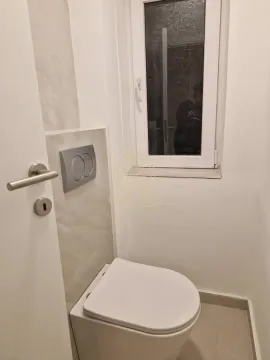 Manje kupatilo sa konzolnom šoljom i prozorom. - image 14