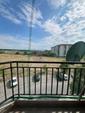 Pogled sa balkona na okolno naselje i parking. - image 9