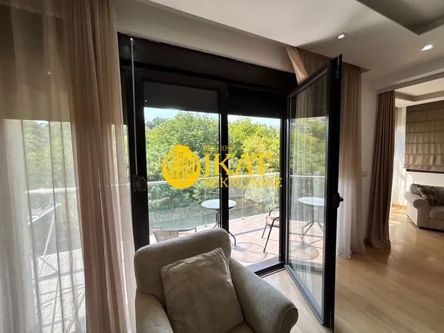 Izdavanje, trosoban stan, 114m², Savski Venac, Beograd