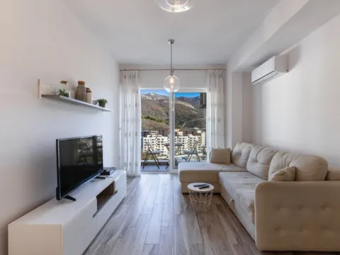 Izdavanje, jednosoban stan, 55m², Bečići, Budva