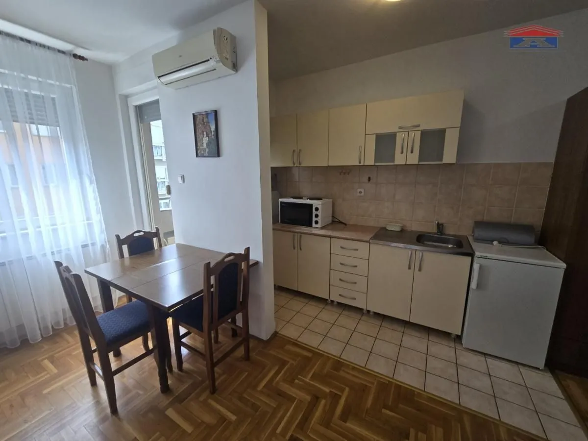 Izdavanje, garsonjera, 25m², Bulevar Evrope, Novi Sad Sve Podlokacije