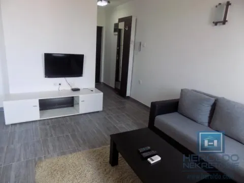 Dnevna soba sa garniturom, TV komodom i televizorom. - image 2