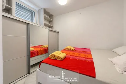 Spavaća soba sa krevetom, garderoberom sa ogledalom i ugradnim policama. - image 10