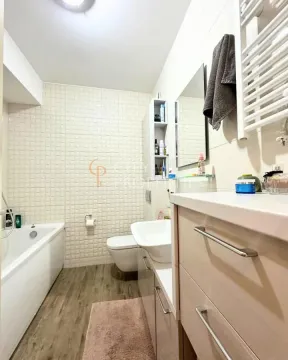 Kupatilo opremljeno kadom, umivaonikom, WC šoljom i kupatilskim namještajem. - image 12