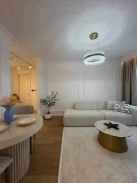 Uređena dnevna soba sa garniturom, trpezarijskim stolom i modernim osvjetljenjem. - image 9