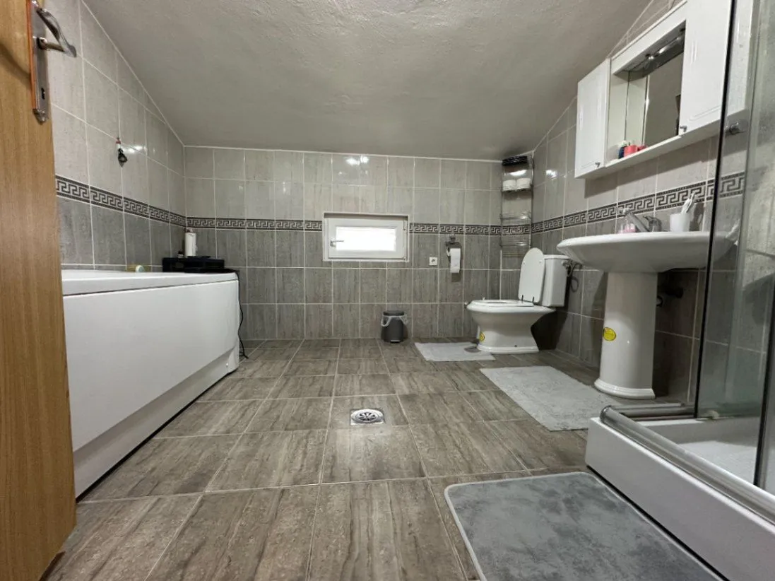 Sale, house, 250m², Dalmatinska ulica, Podgorica