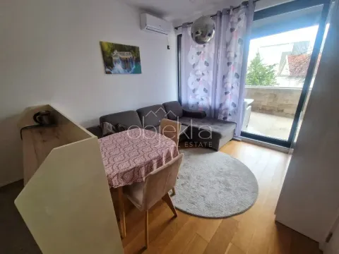 Dnevni boravak sa garniturom, trpezarijskim stolom i izlazom na terasu. - image 5