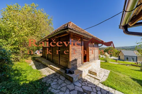 Pogled na drvenu kuću u prizemlju sa popločanim dvorištem i zelenilom. - image 14