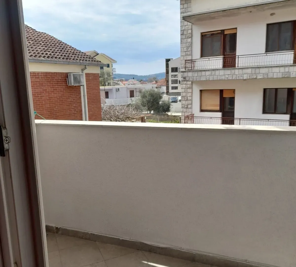 Izdavanje, dvosoban stan, 51m², Kalimanj, Tivat