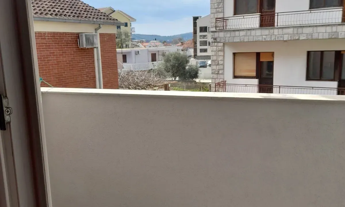 Izdavanje, dvosoban stan, 51m², Kalimanj, Tivat