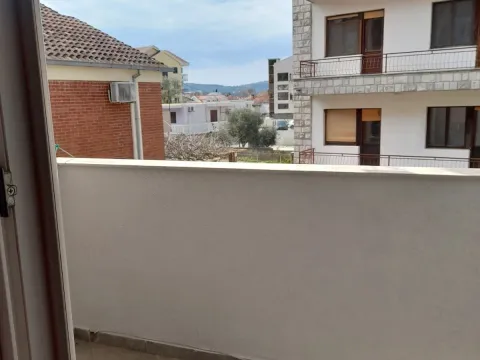 Izdavanje, dvosoban stan, 51m², Kalimanj, Tivat - image 1