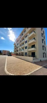 Eksterijer moderne stambene zgrade sa popločanim dvorištem. - image 2