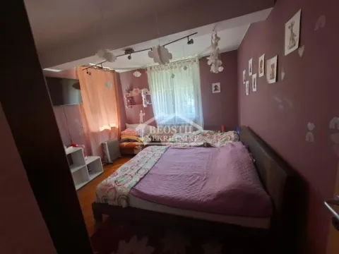 Children's bedroom with a double bed and a single bed. - image 10