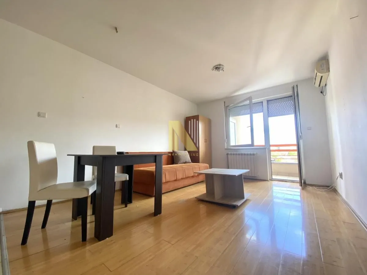 Izdavanje, garsonjera, 33m², Salajka, Novi Sad Sve Podlokacije