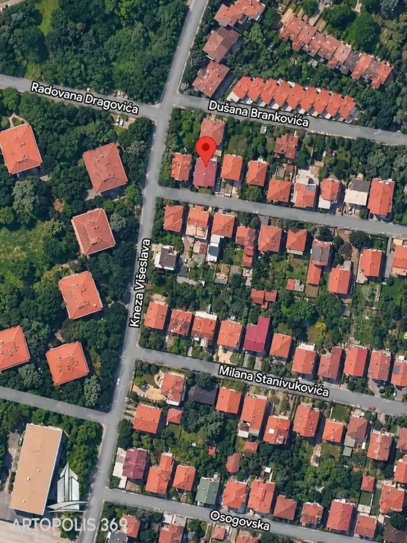 Satelitski snimak lokacije sa označenom pozicijom nekretnine.