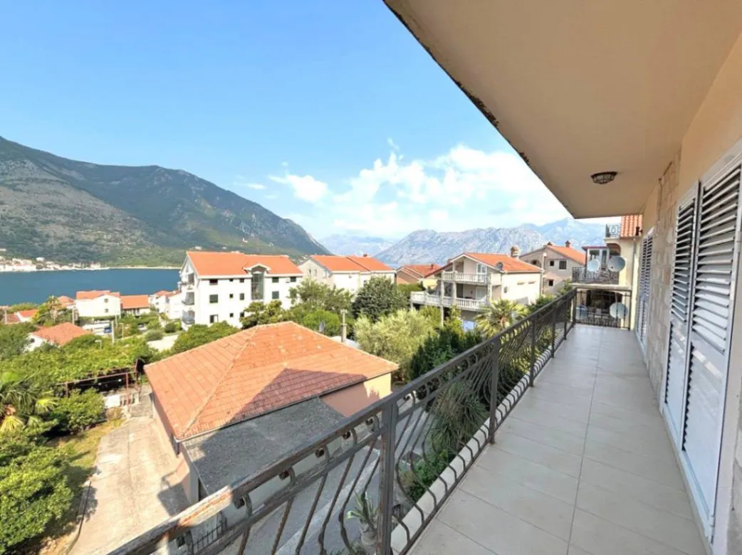 Prodaja, četvorosoban stan, 73m², Dobrota, Kotor