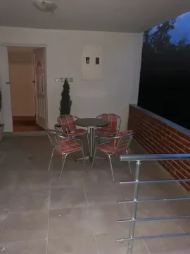 Natkrivena terasa sa okruglim stolom i četiri stolice. - image 14