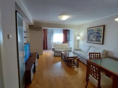 Izdavanje, trosoban stan, 70m², Pejton, Podgorica - image 8