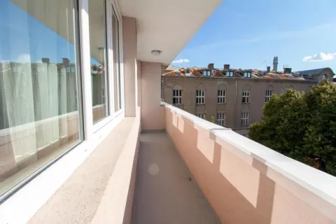 Izdavanje, trosoban stan, 70m², Slavija, Vračar Sve Podlokacije - image 2