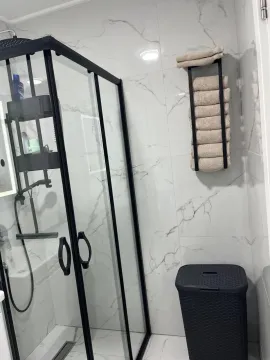 Moderne kupatilo sa tuš kabinom i mermernim pločicama. - image 10
