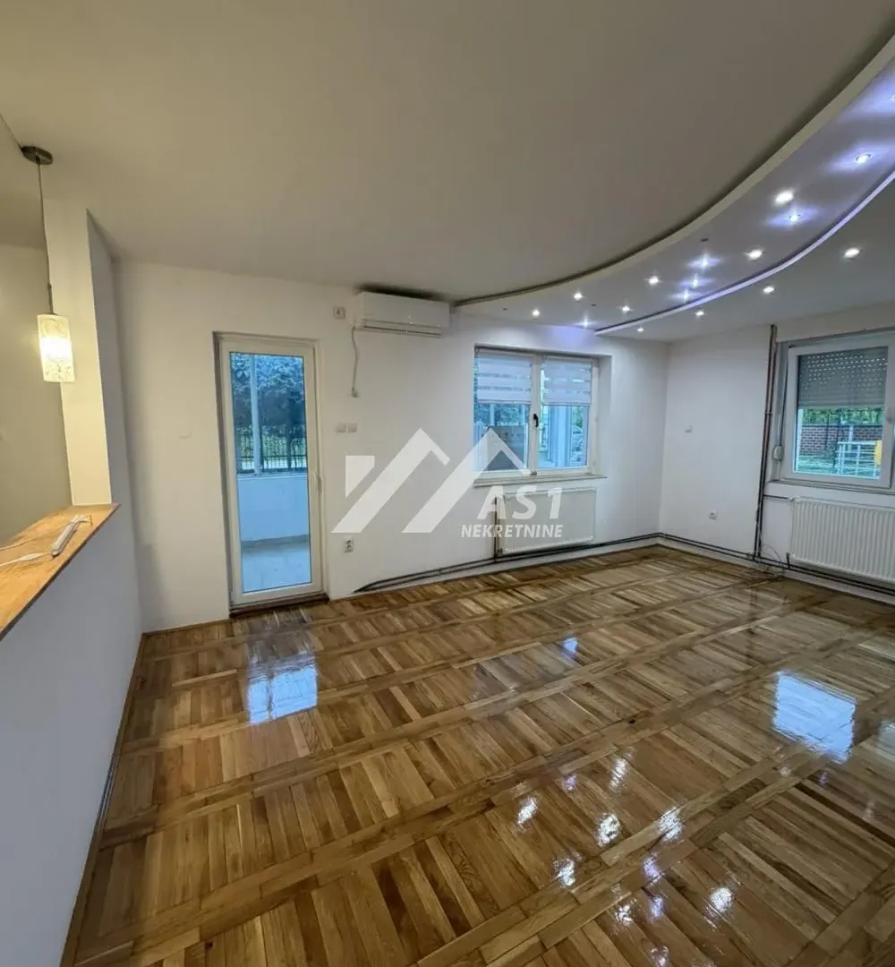 Izdavanje, trosoban stan, 100m², Novo naselje, Novi Sad