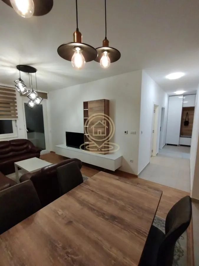 Dnevna soba sa trpezarijom i garniturom za sedenje.