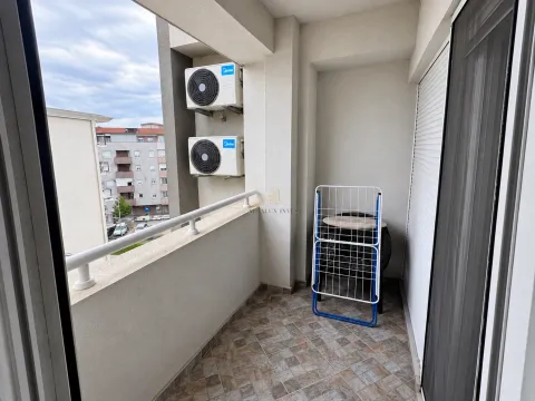Natkriveni balkon sa spoljnim jedinicama klima uređaja i sušačem za veš. - image 5