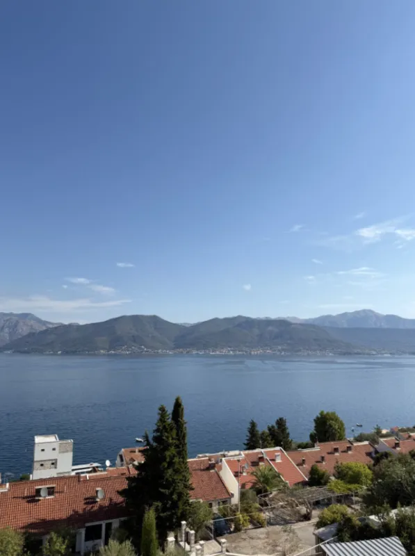 Pogled na more i okolne planine sa terase.