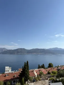 Pogled na more i okolne planine sa terase. - image 2