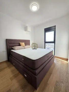 Spavaća soba sa bračnim krevetom i prozorom. - image 7