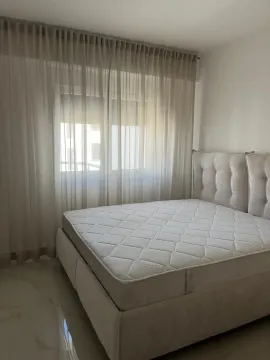 Svjetla spavaća soba sa bračnim krevetom i prozirnim zavjesama. - image 3