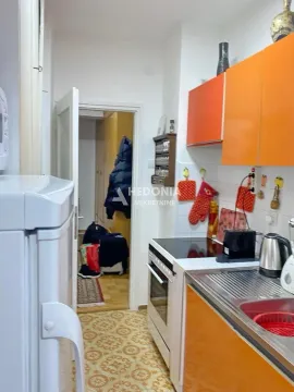 Manja kuhinja sa narandžastim elementima i šporetom. - image 8