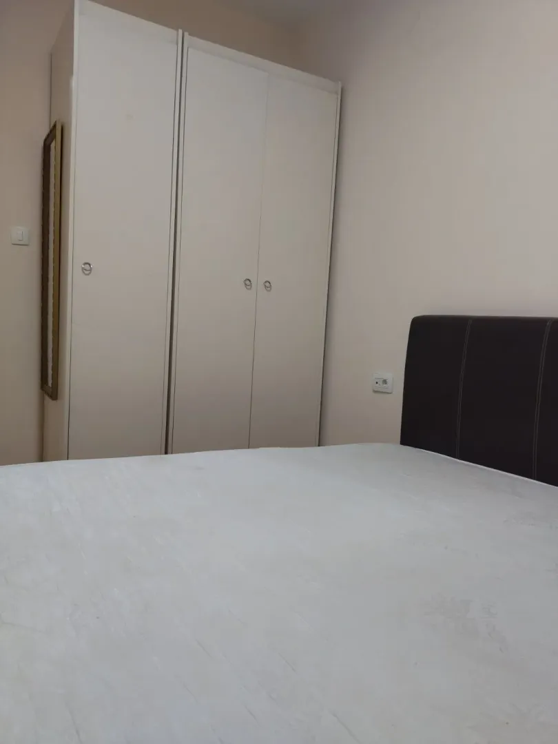 Spavaća soba sa bračnim krevetom i ugradnim plakarom.