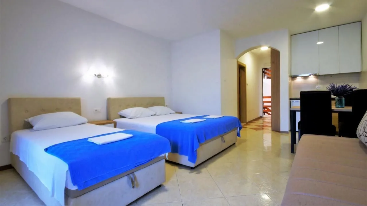 Izdavanje, garsonjera, 30m², Bečići, Budva