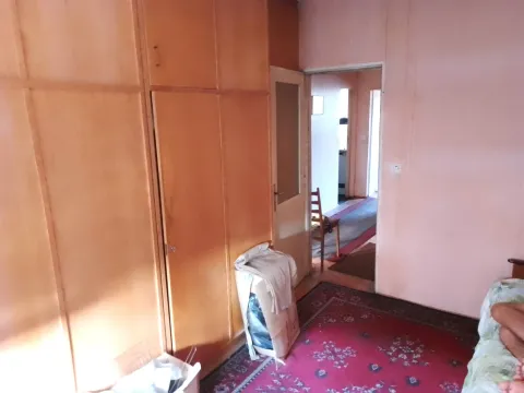 Spavaća soba sa ugradnim ormarom i tepihom. - image 9