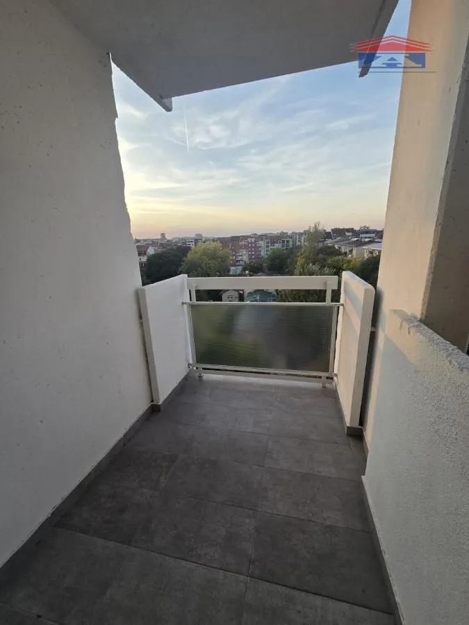 Nenamešten balkon sa pogledom na naselje.