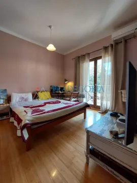 Namještena spavaća soba sa bračnim krevetom, radnim stolom i izlazom na terasu. - image 27