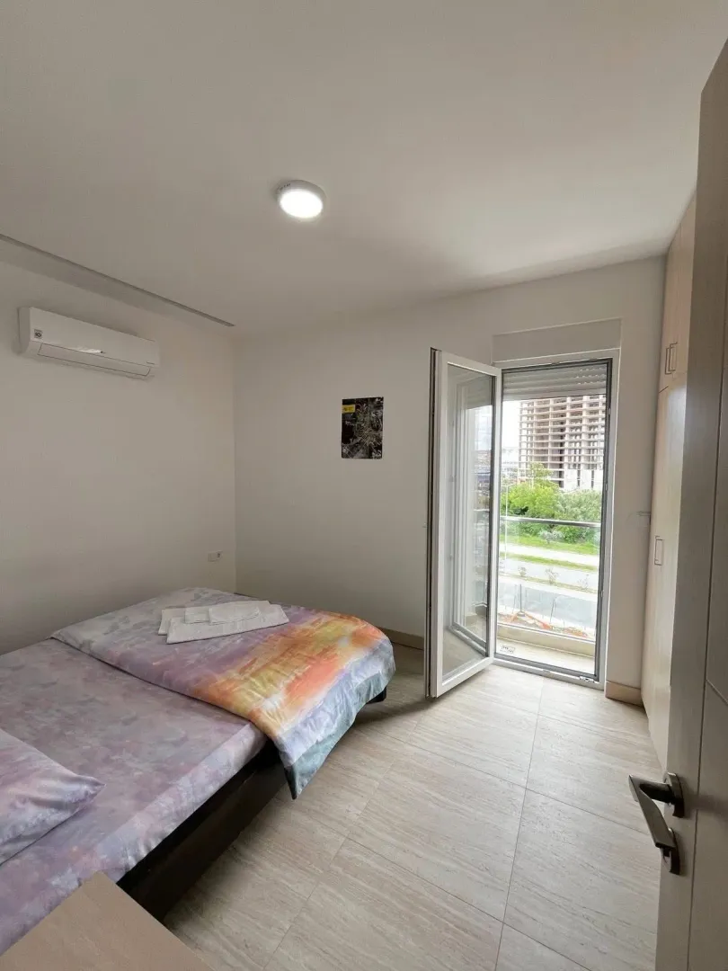Furnished bedroom with a double bed and access to the terrace.