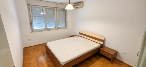Spavaća soba sa bračnim krevetom i prozorima. - image 6