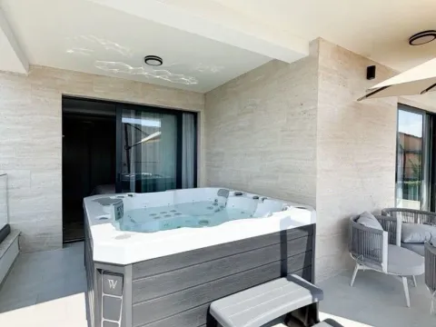 Izdavanje, kuća, 330m², Tivat, Crna Gora - image 10