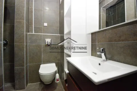Moderne kupatilo sa tuš kabinom, umivaonikom i ugradnom wc šoljom. - image 10