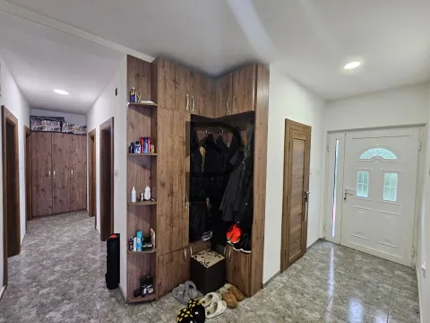 Sale, house, 226m², Blok 6, Podgorica - image 12