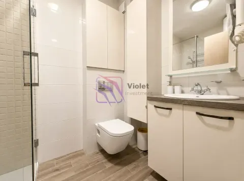 Savremeno opremljeno kupatilo sa tuš kabinom, umivaonikom i ugradnim elementima. - image 8