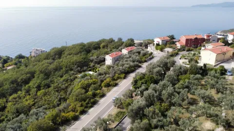 Pogled iz vazduha na okolinu i put blizu obale mora. - image 10