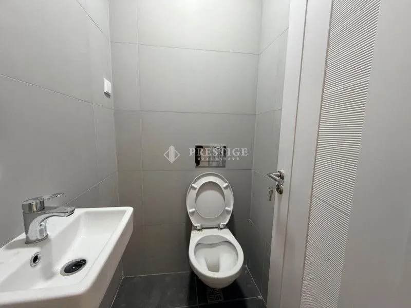 Manje kupatilo sa umivaonikom i toalet šoljom.