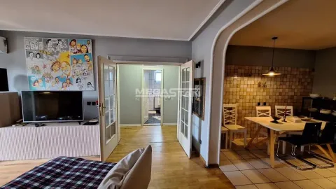 Pogled iz dnevne sobe prema trpezariji i prolazu u druge prostorije. - image 5