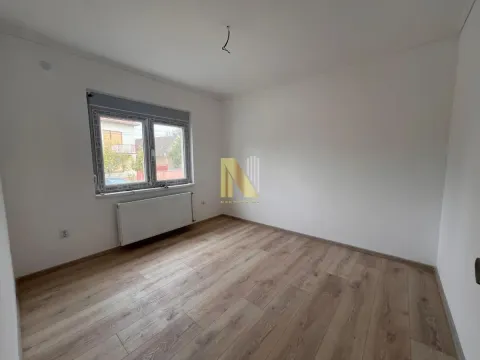Prazna soba sa laminatom i belim zidovima. - image 15