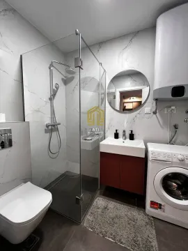 Moderne kupatilo sa tuš kabinom, umivaonikom i veš mašinom. - image 10
