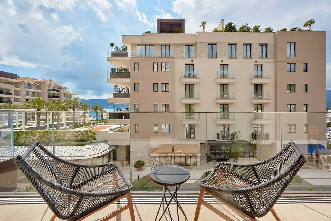 Namješten balkon sa pogledom na zgradu i okolinu.